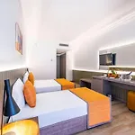 Queen's Park Goeynuek Hotel