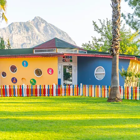 Hotel Queen's Park Goeynuek