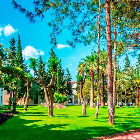 Queen's Park Goeynuek Κεμέρ