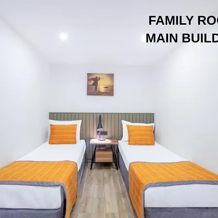 Queen's Park Goeynuek Hotel