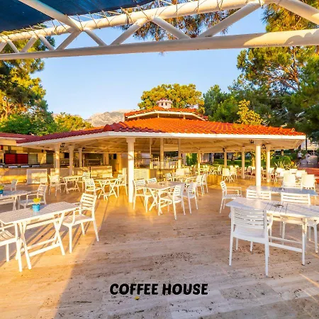 Hotel Queen's Park Goeynuek