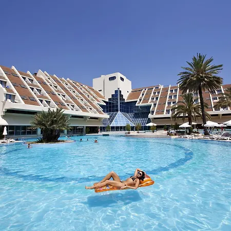 Queen's Park Goeynuek Hotel