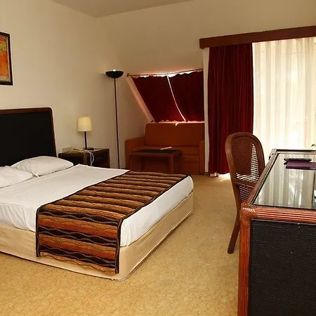 Hotel Queen's Park Goeynuek