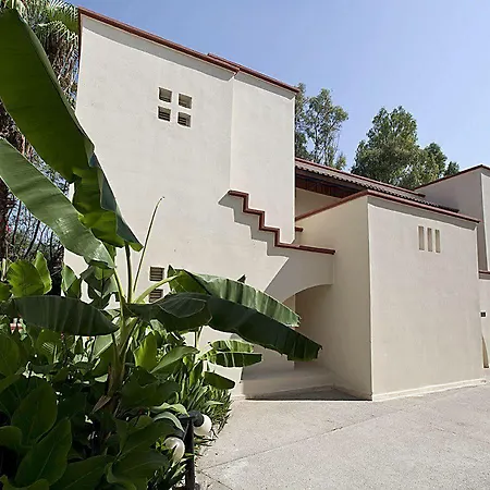 Queen's Park Goeynuek Hotel