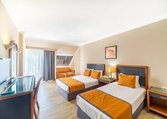 Queen's Park Goeynuek Hotel