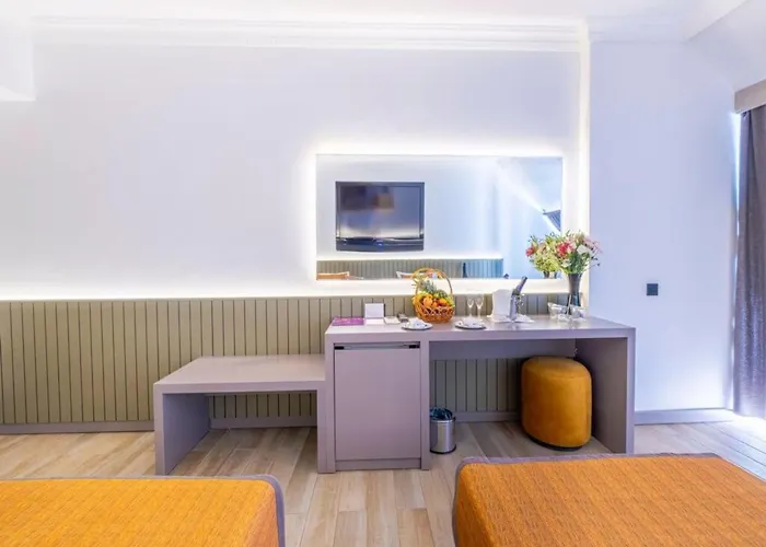 Hotel Queen's Park Goeynuek