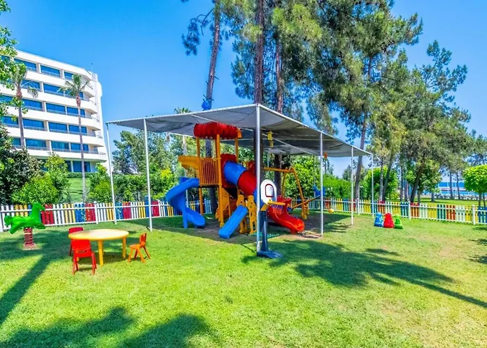 Queen's Park Goeynuek Kemer