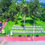 Queen's Park Goeynuek Hotel