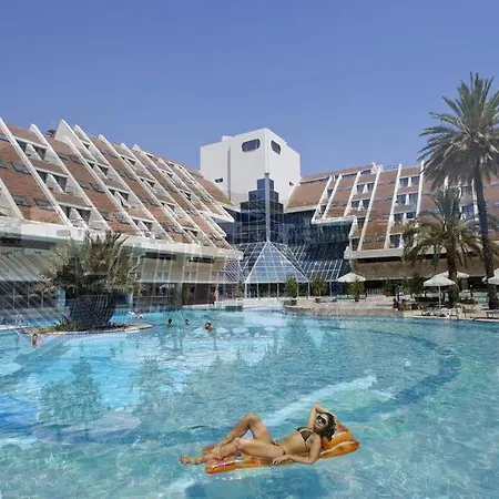 Queen's Park Goeynuek