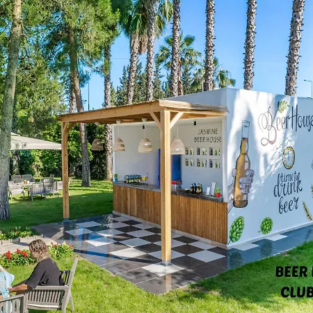 Queen's Park Goeynuek Szálloda 5*