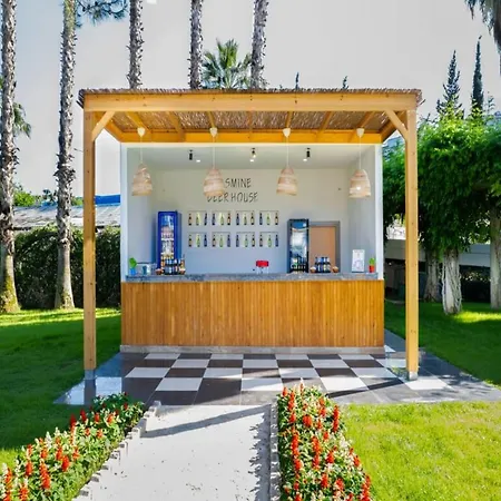 Queen's Park Goeynuek Ξενοδοχείο