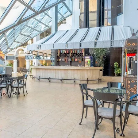 Queen's Park Goeynuek Κεμέρ