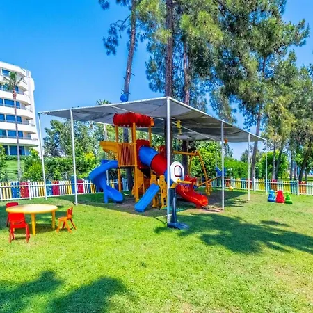 Queen's Park Goeynuek Kemer